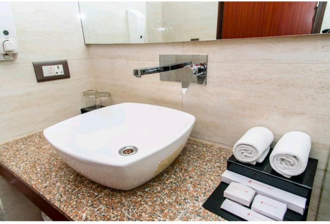 Glace Stay Inn Near Igi Airport New Delhi Luaran gambar